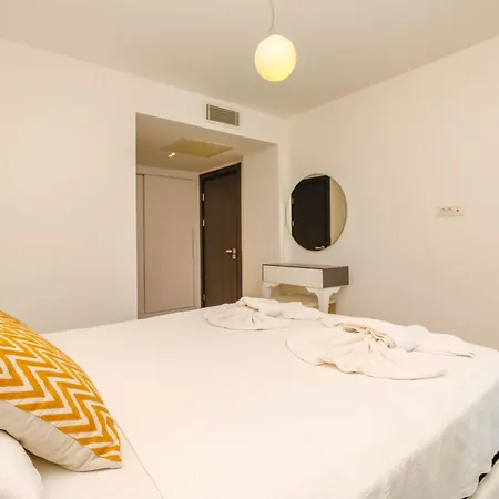 Mira Oezel Havuzlu 3+1 Torba/bodrum