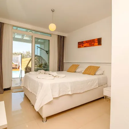 Mira Oezel Havuzlu 3+1 Torba/bodrum Hotel *