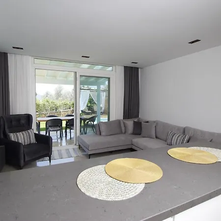 Отель Mira Oezel Havuzlu 3+1 Torba/bodrum *