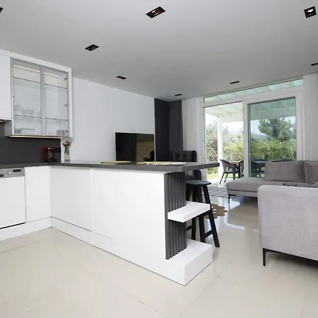 Hotel Mira Oezel Havuzlu 3+1 Torba/bodrum